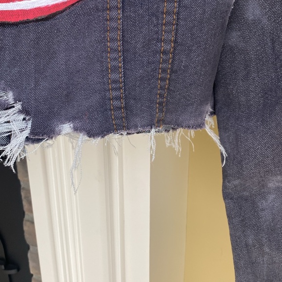 FABULOUS Hand Painted Upcycled Jean Jacket in Size Large. Distressed w/Studs. - Picture 11 of 12